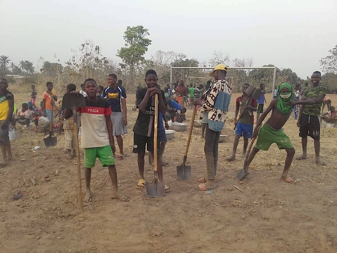 Nettoyage terrain de foot